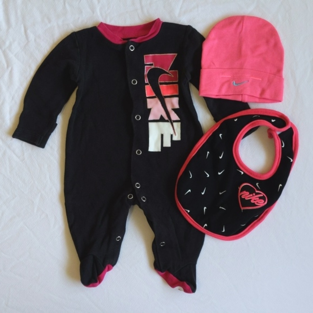 Nike Baby 0-3M Black Pink Swoosh Sleeper Hat & Bib Layette Set Lot Bundle